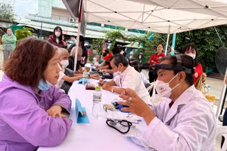 Người dân được thăm khám bệnh miễn phí tại ngày hội.