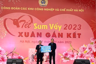 Chủ tịch Liên đoàn Lao động thành phố Hà Nội Phạm Quang Thanh trao biển tượng trưng tặng 2.140 suất quà tới đoàn viên, người lao động KCN-CX Hà Nội.
