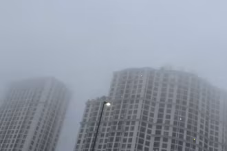 Khu vực Hà Nội có sương mù, mưa phùn. Ảnh: Đ.T