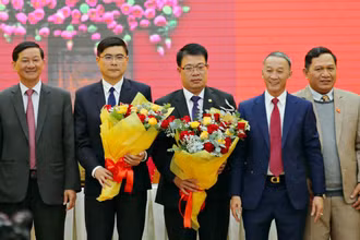 Tại kỳ họp thứ 9 HĐND tỉnh, ông Nguyễn Ngọc Phúc (giữa) được bầu giữ chức Phó Chủ tịch UBND tỉnh Lâm Đồng. 