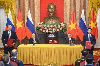 Chủ tịch nước Tô Lâm và Tổng thống Liên bang Nga Vladimir Putin chứng kiến Lễ trao các văn kiện hợp tác Việt Nam-Liên bang Nga.