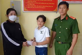 Trần Minh Đạt trao trả chiếc ví nhặt được cho chị N.T.T.T.