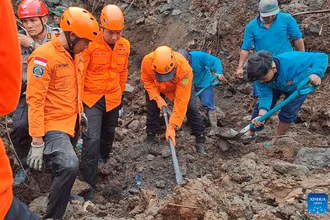 Lực lượng cứu hộ đang tiến hành các hoạt động cứu hộ cứu nạn sau vụ lở đất xảy ra ở làng Ubung Kaja thuộc Denpasar, Bali, Indonesia. (Ảnh: Tân Hoa xã)