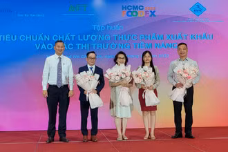 Lãnh đạo ITPC tặng hoa cho các diễn giả.