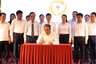 Các cơ quan, đơn vị trên địa bàn tỉnh Tuyên Quang ký kết thi đua chuyển đổi số. 