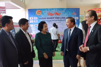 Lãnh đạo tỉnh Long An trao đổi với doanh nghiệp tại buổi họp mặt doanh nghiệp chào mừng kỷ niệm ngày Doanh nhân Việt Nam 13/10.