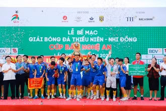 Trao cúp Vô địch cho đội Thiếu niên Quỳnh Lưu.