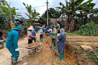 Người dân xã Cao Sơn ra quân tổng vệ sinh thôn, bản.