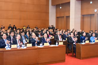Chủ tịch Quốc hội Vương Đình Huệ, nguyên Chủ tịch Quốc hội Nguyễn Sinh Hùng và các đại biểu dự lễ kỷ niệm.