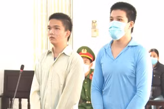 Hai bị cáo Phan Phi Long và Nguyễn Đình Vũ tại phiên tòa.