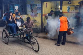 Một công nhân đang phun thuốc khử trùng để diệt muỗi tại Dhaka, Bangladesh. Ảnh: Reuters