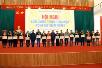 Trao bằng khen tặng các tập thể, cá nhân tiêu biểu.