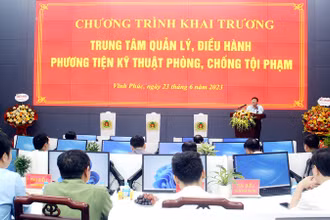 Chủ tịch UBND tỉnh Lê Duy Thành phát biểu tại buổi khai trương Trung tâm Quản lý, điều hành phương tiện kỹ thuật phòng, chống tội phạm. 
