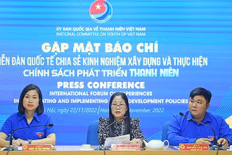 Các đồng chí đại diện Ban Tổ chức thông tin về Diễn đàn.
