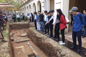 Các nhà khoa học thảo luận về kết quả khảo cổ học Hoàng thành thăng Long 2022.
