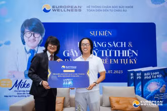 Giáo sư, tiến sĩ Mike Chan tặng sách tại buổi lễ.