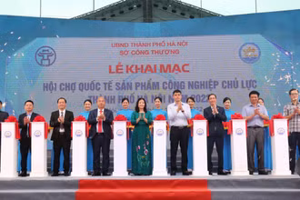 Cắt băng khai mạc Hội chợ.
