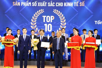 Ông Thái Thành Nam - Giám đốc Trung tâm Sản xuất thiết bị đo điện tử Điện lực miền Trung nhận giải thưởng top 10 sản phẩm kinh tế số.