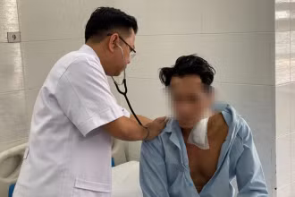 Bác sĩ Nhân thăm khám và chữa trị cho bệnh nhân.