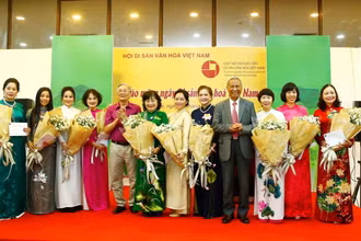PGS.TS Đỗ Văn Trụ, Chủ tịch Hội Di sản văn hóa Việt Nam cùng các thành viên Ban chủ nhiệm Câu lạc bộ Di sản áo dài Việt Nam tại buổi khai mạc Không gian nghệ thuật Sen thư pháp.