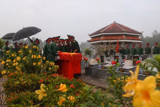 Đưa các liệt sĩ về nơi an nghỉ.