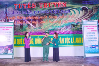 Đội Tuyên truyền văn hóa của Bộ đội Biên phòng Quảng Nam biểu diễn văn nghệ phục vụ người dân ở khu vực biên giới. 