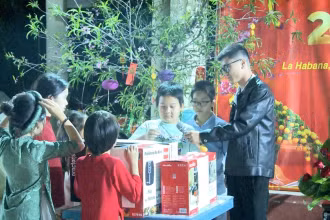 Sinh viên, học sinh Việt Nam tại Cuba chơi hái hoa dân chủ và quay sổ xố gây quỹ cho các hoạt động của Đoàn TNCS Hồ Chí Minh tại Cuba. Ảnh: Mai Phương/TTXVN