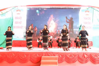Đồng bào dân tộc thiểu số xã Ea Tiêu biểu diễn văn nghệ chào mừng Ngày hội đại đoàn kết toàn dân tộc năm 2023.
