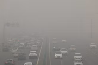 Bầu trời bị bao phủ khói bụi sau khi chất lượng không khí ở New Delhi trở nên "nghiêm trọng" do ô nhiễm. Ảnh: Reuters 