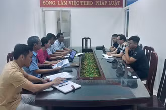 Thanh tra sở làm việc với đại điện Tạp chí Môi trường và Đô thị liên quan đến phản hồi báo chí. (Ảnh: Sở Thông tin và Truyền thông tỉnh Thái Bình)