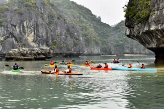  Du khách thỏa thích chèo thuyền kayak khám phá hang động kỳ thú của vịnh Lan Hạ.