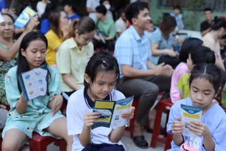  Người dân, thanh niên, công nhân, thiếu nhi tại Khu lưu trú công nhân - văn hóa số 1 trải nghiệm, tìm hiểu tác hại của việc khai thác nước ngầm.