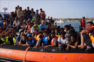 Người di cư tới đảo Lampedusa, Italy ngày 18/9/2023. Ảnh: AFP/TTXVN