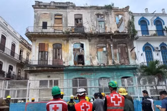 Nhân viên cấp cứu có mặt tại hiện trường một vụ sập nhà ở thủ đô La Habana, Cuba. (Ảnh: Reuters)