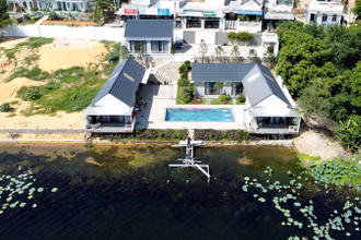 Toàn cảnh công trình khách sạn Moon Lake Villa-Bàu Trắng xâm phạm Thắng cảnh Bàu Trắng, xã Hòa Thắng, huyện Bắc Bình, Bình Thuận.