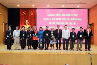 Đồng chí Trần Tuấn Anh trao Huy hiệu Bác Hồ tặng các đại biểu.