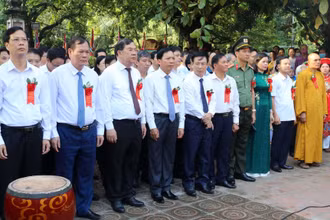 Các đại biểu tỉnh Nam Định dự nghi lễ dâng hương tưởng niệm anh linh các vị Vua Trần và Đức Thánh Trần.