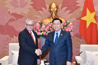 Chủ tịch Quốc hội Vương Đình Huệ và Tổng Thư ký Quốc hội và Hội đồng Nhà nước Cuba Homero Acosta Álvarez tại buổi tiếp.