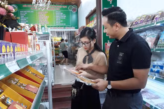 Người tiêu dùng tìm mua các sản phẩm OCOP tại Điểm giới thiệu và bán sản phẩm ở số 545 Quốc lộ 21B, huyện Thanh Oai, Hà Nội.