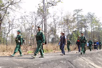 Người dân xã biên giới Krông Na, huyện Buôn Đôn cùng với cán bộ, chiến sĩ Đồn Biên phòng Sê-rê-pốk, Bộ đội Biên phòng tỉnh Đắk Lắk tuần tra bảo vệ biên giới.