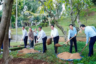 Ủy viên Bộ Chính trị, Bí thư Trung ương Đảng, Trưởng ban Nội chính Trung ương trồng cây lưu niệm tại Quảng trường Đại đoàn kết, TP PleiKu, Gia Lai.