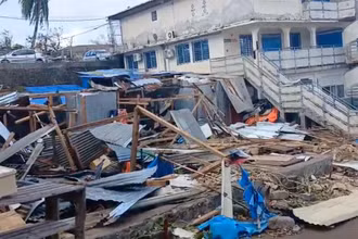 Quang cảnh đổ nát sau cơn bão Chido, ở Mamoudzou, Mayotte, Pháp. (Ảnh: Reuters)