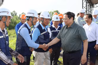 Thủ tướng Phạm Minh Chính thăm hỏi, động viên các kỹ sư, công nhân thi công đường Vành đai 3 Thành phố Hồ Chí Minh đoạn qua tỉnh Long An. 