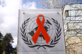 Một logo được chụp bên ngoài tòa nhà của cơ quan phòng chống AIDS của Liên hợp quốc (UNAIDS) tại Geneva, Thụy Sĩ. Ảnh: Reuters