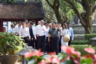 Thủ tướng Chính phủ Phạm Minh Chính đón Thủ tướng Luxembourg Xavier Bettel và cùng thăm Văn Miếu-Quốc Tử Giám. 
