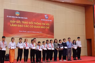 Ban tổ chức trao học bổng cho các em học sinh dân tộc thiểu số. 