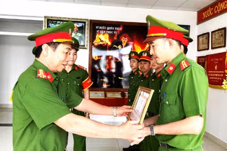 Lãnh đạo Công an tỉnh Đắk Lắk khen thưởng các tập thể, cá nhân Cảnh sát Phòng cháy chữa cháy và cứu nạn cứu hộ tham gia cứu nạn.