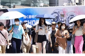 Người dân Tokyo (Nhật Bản) di chuyển dưới trời nắng nóng, ngày 27/7/2023. (Ảnh: Kyodo/TTXVN)