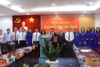 Lãnh đạo tỉnh Bình Dương và các đại biểu dự hội nghị chụp hình lưu niệm với đồng chí Nguyễn Văn Lộc.