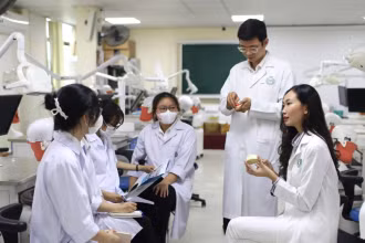 Sinh viên Trường đại học Y Dược trong giờ thực hành.